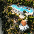 Vista-aerea-della-piscina-del-villaggio-Palmasera-e-della-spiaggia (1)