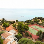 Campi-da-tennis-e-spiaggia-del-Palmasera-Resort-a-Cala-Gonone