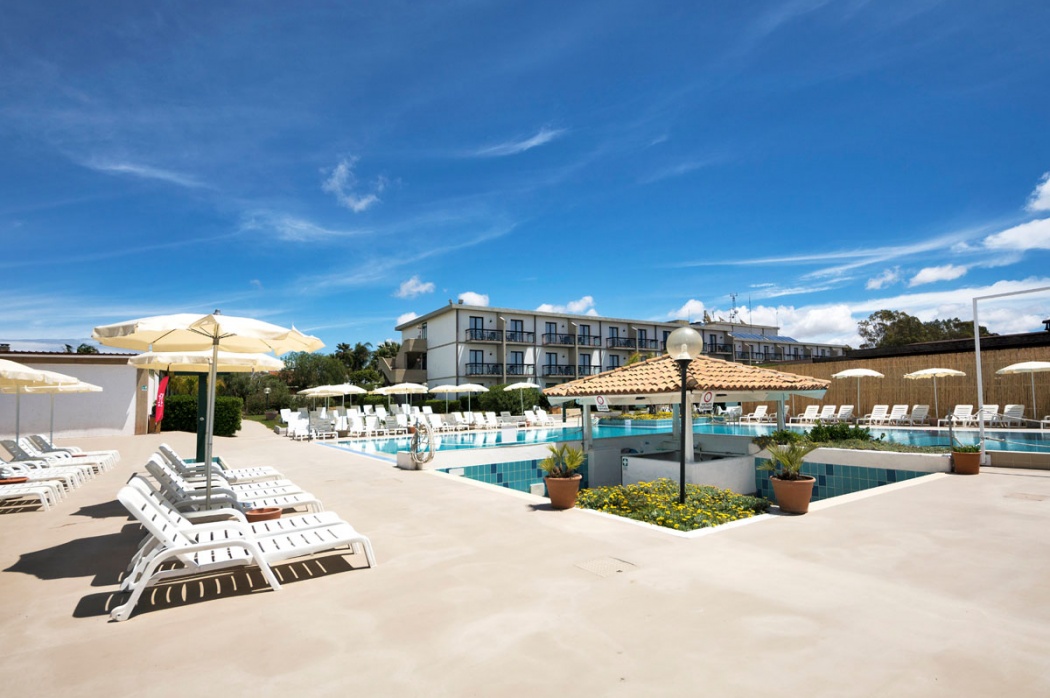 piscina-hotel-elle-athena-resort-01
